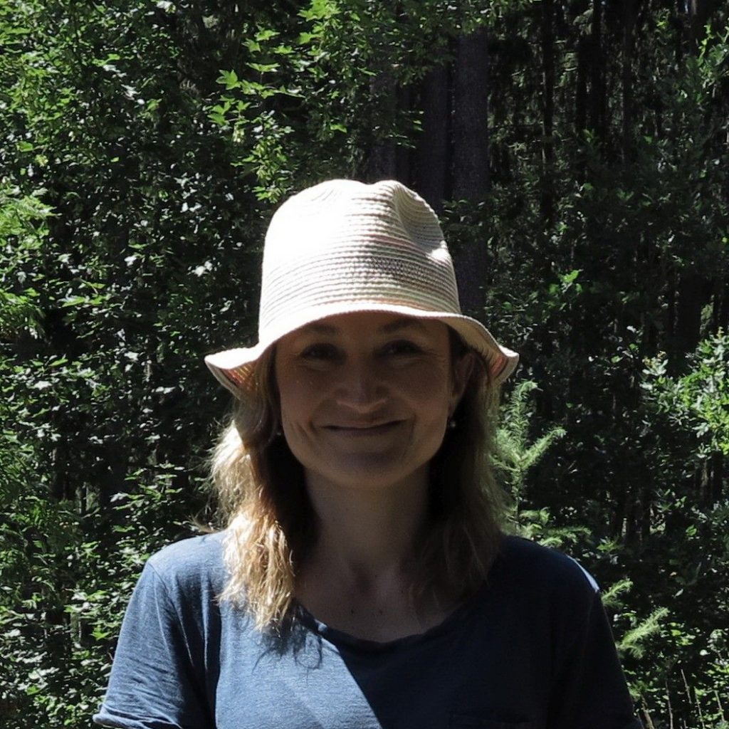 Lenka缩略图 Maxsuntranslation-Lenka, I am 41 and I live in a Czech Republic. I have recently married, me and my husband rear four children together.