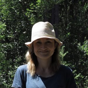 Maxsuntranslation-Lenka, I am 41 and I live in a Czech Republic. I have recently married, me and my husband rear four children together.