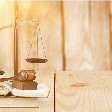 翻译法律文件时应采取哪些预防措施？